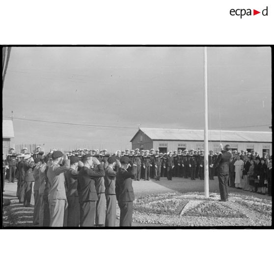 Cérémonie de lever des couleurs lors de la célébration du 14 Juillet sur l'aérodrome de Vichy-Rhue.
