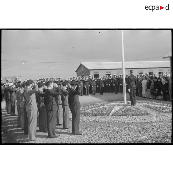 Cérémonie de lever des couleurs lors de la célébration du 14 Juillet sur l'aérodrome de Vichy-Rhue.