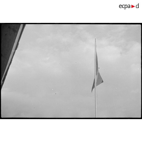 Cérémonie de lever des couleurs lors de la célébration du 14 Juillet sur l'aérodrome de Vichy-Rhue.