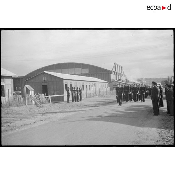 Défilé d'un détachement de l'armée de l'Air lors de la célébration du 14 Juillet sur l'aérodrome de Vichy-Rhue.