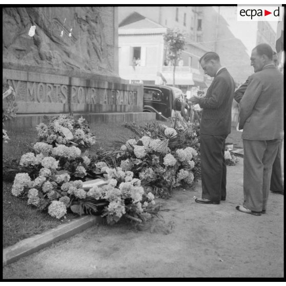 Gerbes de fleurs déposées au pied du monument aux morts à Vichy lors de la cérémonie du 14 Juillet.