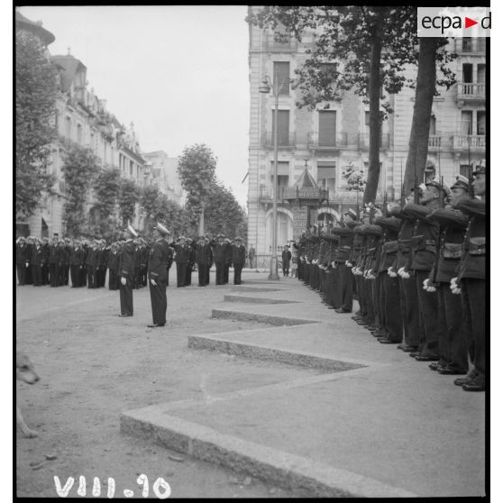 Lors de la cérémonie du 14 Juillet à Vichy, un détachement de l'armée de l'Air rend les honneurs lors de la montée des couleurs sur la façade de l'hôtel Radio, siège du secrétariat d'Etat à l'Aviation.