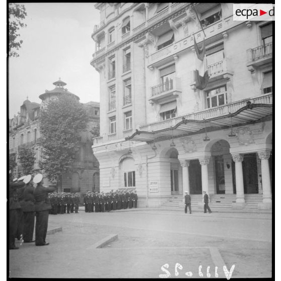 Un détachement de l'armée de l'Air rend les honneurs devant l'hôtel Radio, siège du secrétariat d'Etat à l'Aviation, lors de la cérémonie du 14 Juillet à Vichy.