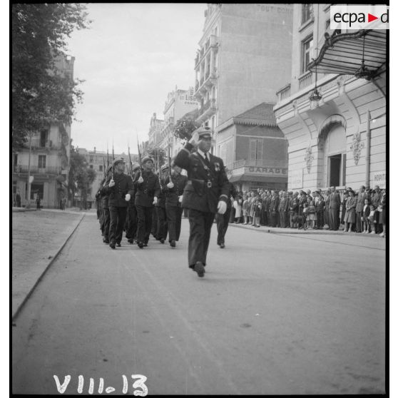 Lors de la cérémonie du 14 Juillet à Vichy, un détachement de l'armée de l'Air défile devant l'hôtel Radio, siège du secrétariat d'Etat à l'Aviation.