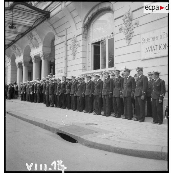 Lors de la cérémonie du 14 Juillet à Vichy, des cadres de l'armée de l'Air sont rassemblés devant l'hôtel Radio, siège du secrétariat d'Etat à l'Aviation.
