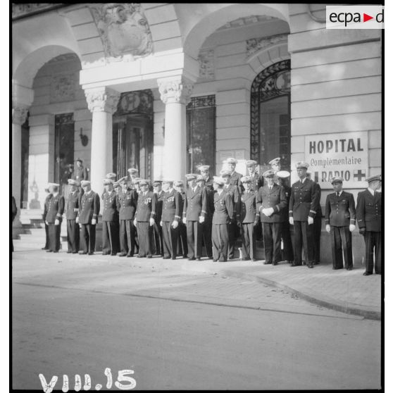 Lors de la cérémonie du 14 Juillet à Vichy, des cadres de l'armée de l'Air sont rassemblés devant l'hôtel Radio, siège du secrétariat d'Etat à l'Aviation.