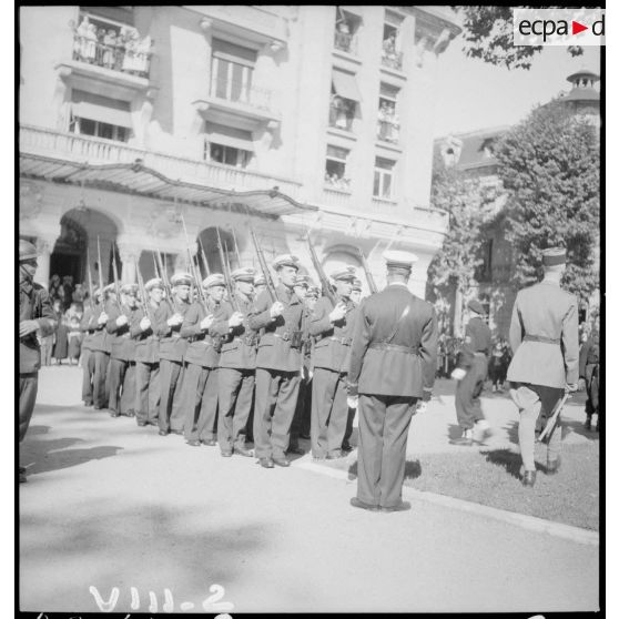 Mise en place d'un détachement de l'armée de l'Air devant l'hôtel Radio, siège du secrétariat d'Etat à l'Aviation, lors de la cérémonie du 14 Juillet à Vichy.