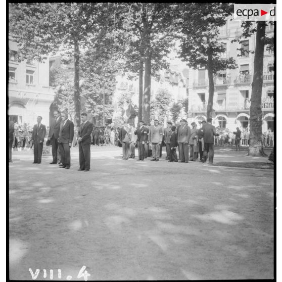 Mise en place d'anciens combattants devant le monument aux morts lors de la cérémonie du 14 Juillet à Vichy.