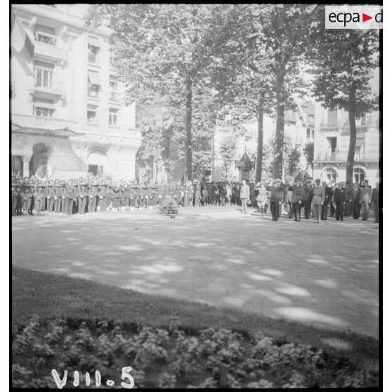 Les autorités sont rassemblées devant le monument aux morts lors de la cérémonie du 14 Juillet à Vichy.