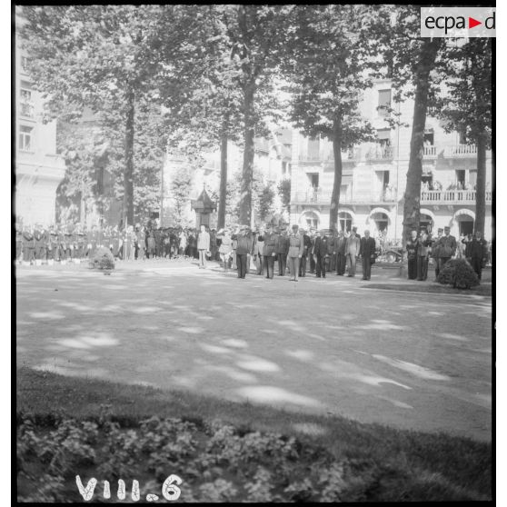 Les autorités sont rassemblées devant le monument aux morts lors de la cérémonie du 14 Juillet à Vichy.