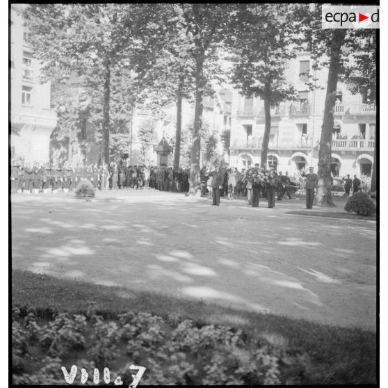 Le maréchal Philippe Pétain, chef de l'Etat français et président du Conseil, salue devant le monument aux morts lors de la cérémonie du 14 Juillet à Vichy.