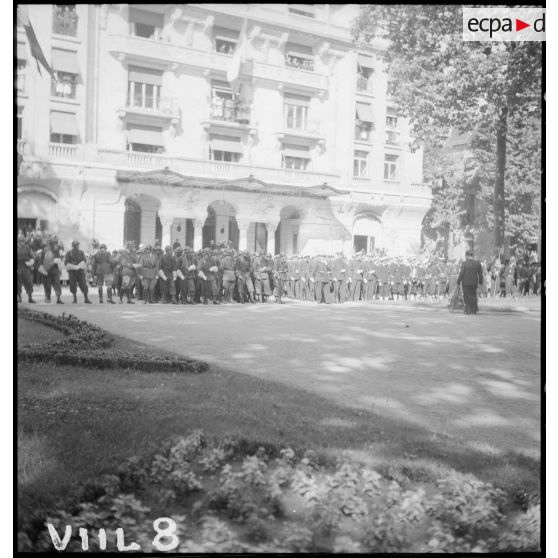 Mise en place de détachements de la garde et de l'armée de l'Air près du monument aux morts pour la cérémonie du 14 juillet à Vichy.