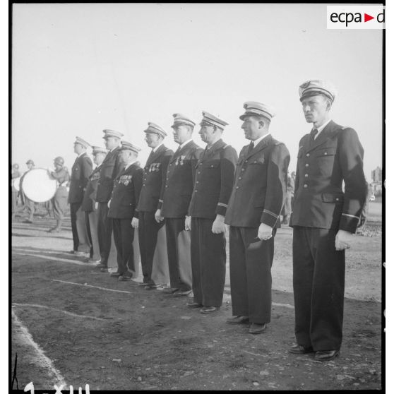 Des cadres de l'armée de l'Air sont sur les rangs lors d'une cérémonie sur l'aérodrome de Vichy-Rhue.