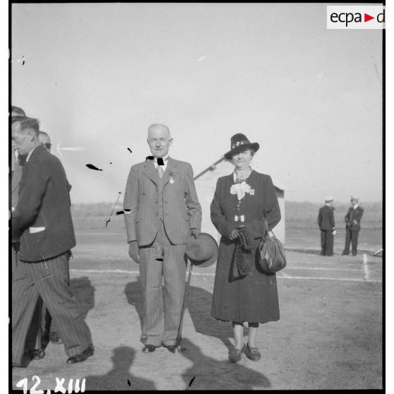 Un civil décoré de la croix d'officier de la Légion d'honneur lors d'une prise d'armes sur l'aérodrome de Vichy-Rhue.