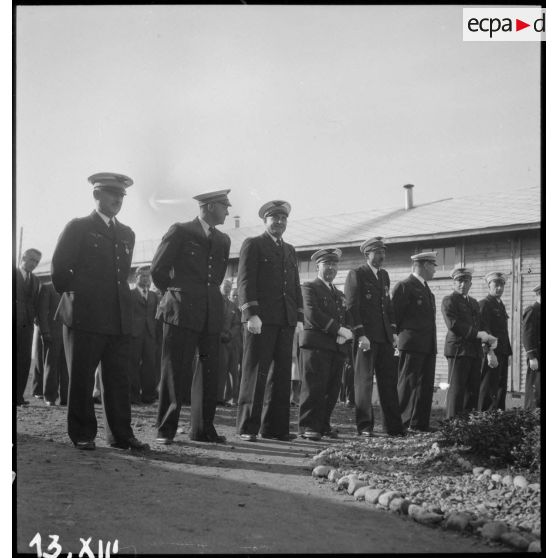 Des cadres de l'armée de l'Air sont sur les rangs à l'issue d'une cérémonie sur l'aérodrome de Vichy-Rhue.