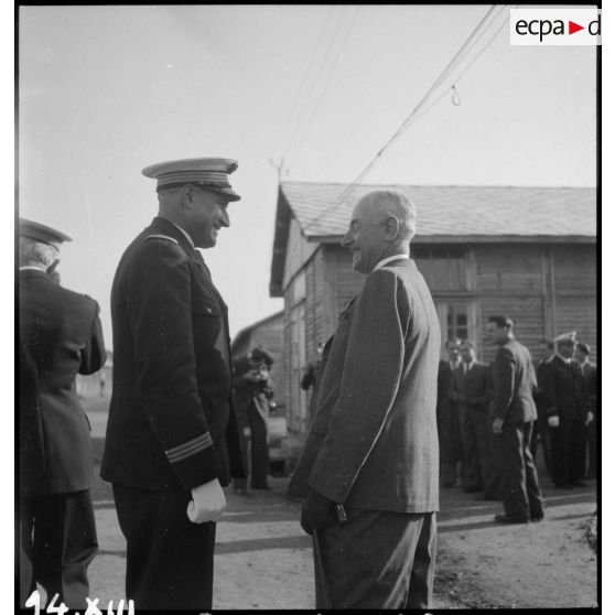 Civil décoré et capitaine à l'issue d'une cérémonie sur l'aérodrome de Vichy-Rhue.