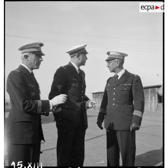Colonel et commandants à l'issue d'une cérémonie sur l'aérodrome de Vichy-Rhue.