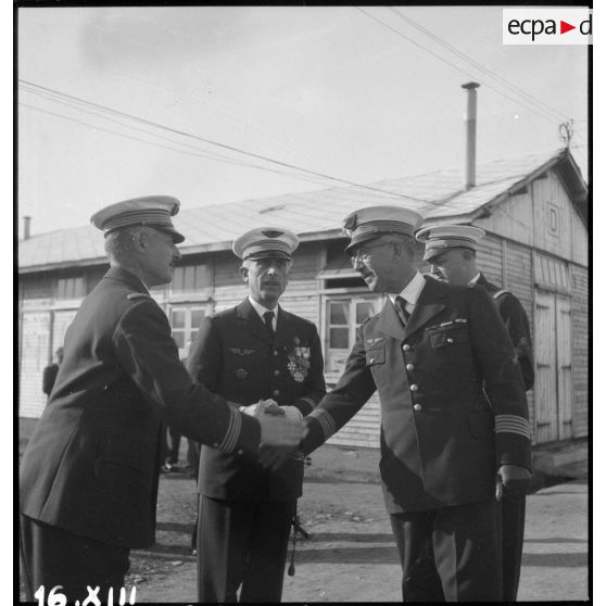 Colonel et commandants à l'issue d'une cérémonie sur l'aérodrome de Vichy-Rhue.