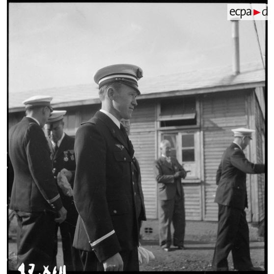 Sous-lieutenant décoré à l'issue d'une cérémonie sur l'aérodrome de Vichy-Rhue.