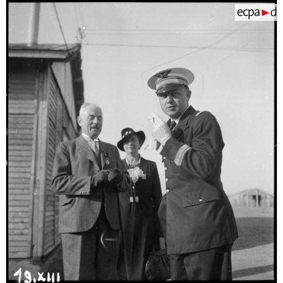 Civil décoré et commandant à l'issue d'une cérémonie sur l'aérodrome de Vichy-Rhue.