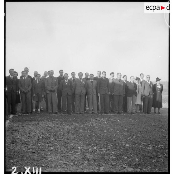 Civils rassemblés sur l'aérodrome de Vichy-Rhue à l'occasion d'une prise d'armes.