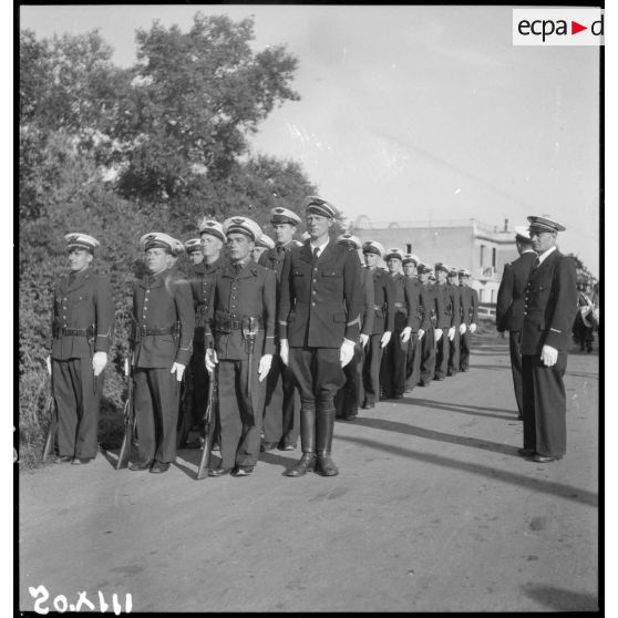 Mise en place du détachement de l'armée de l'air pour un défilé à l'issue d'une prise d'armes sur l'aérodrome de Vichy-Rhue.