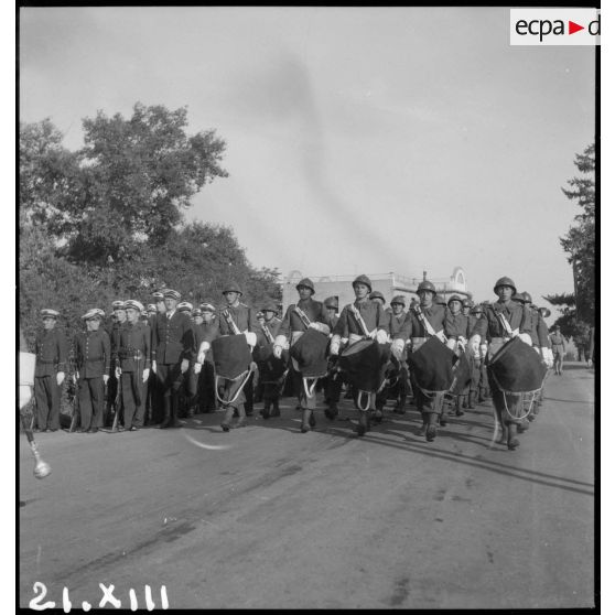 Mise en place pour un défilé à l'issue d'une cérémonie sur l'aérodrome de Vichy-Rhue : la musique du 152e régiment d'infanterie précède un détachement de l'armée de l'Air.