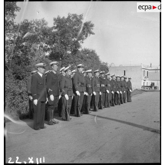 Les détachements en armes se mettent en place pour un défilé à l'issue d'une cérémonie sur l'aérodrome de Vichy-Rhue.