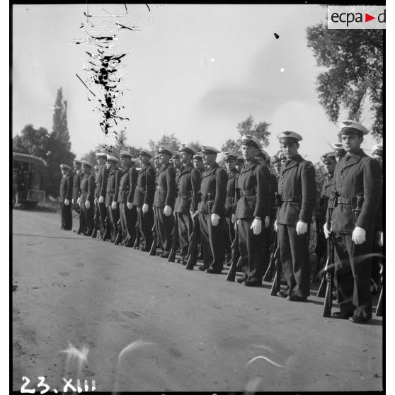 Les détachements en armes se mettent en place pour un défilé à l'issue d'une cérémonie sur l'aérodrome de Vichy-Rhue.