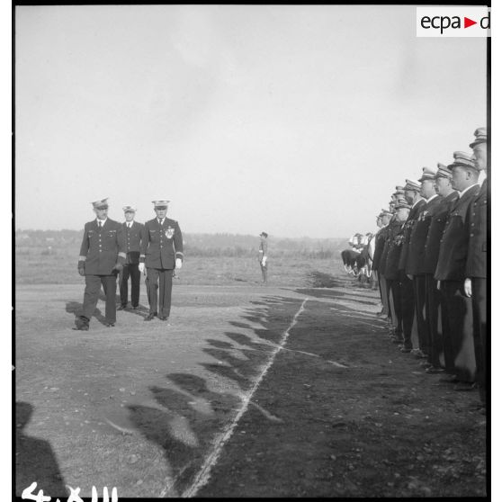 Le colonel qui préside la prise d'armes sur l'aérodrome de Vichy-Rhue passe en revue les personnels rassemblés.