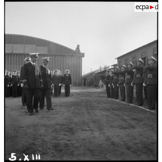Le colonel qui préside la prise d'armes sur l'aérodrome de Vichy-Rhue passe les troupes en revue.