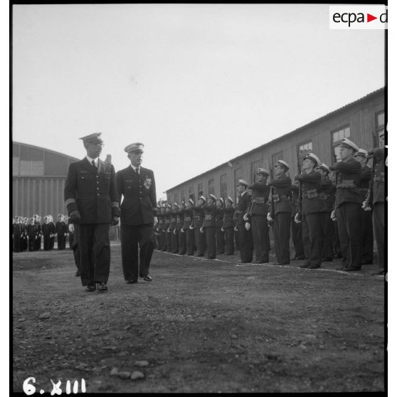 Le colonel qui préside la prise d'armes sur l'aérodrome de Vichy-Rhue passe les troupes en revue.