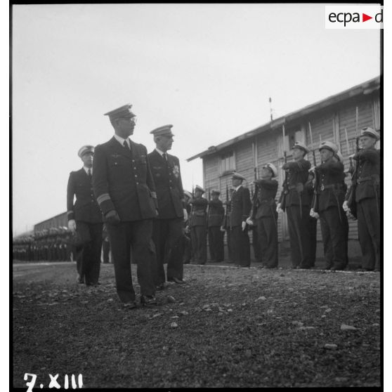 Le colonel qui préside la prise d'armes sur l'aérodrome de Vichy-Rhue passe les troupes en revue.