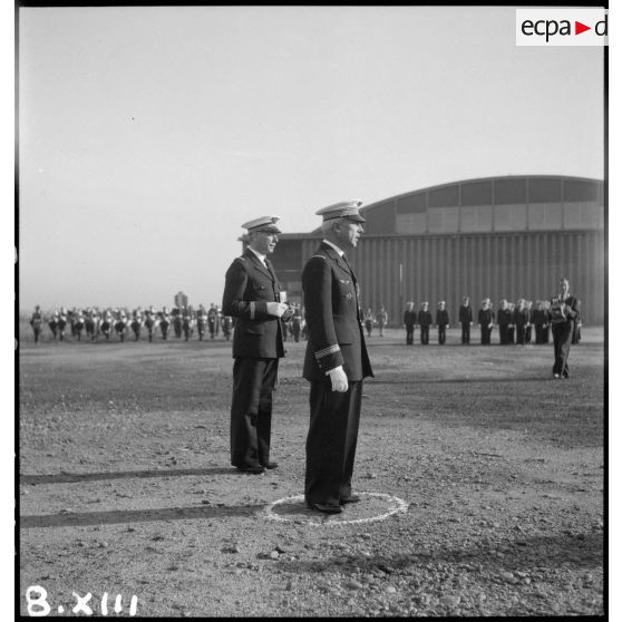 Un commandant va remettre des décorations lors d'une prise d'armes sur l'aérodrome de Vichy-Rhue.