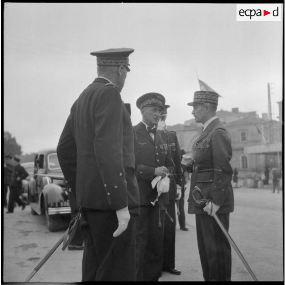 Conversation entre généraux lors de la cérémonie d'hommage aux troupes du Levant.