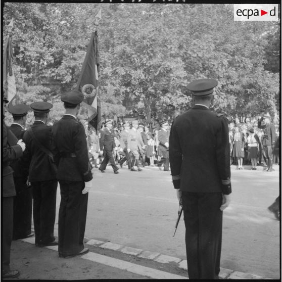 Les autorités militaires passent les troupes en revue.