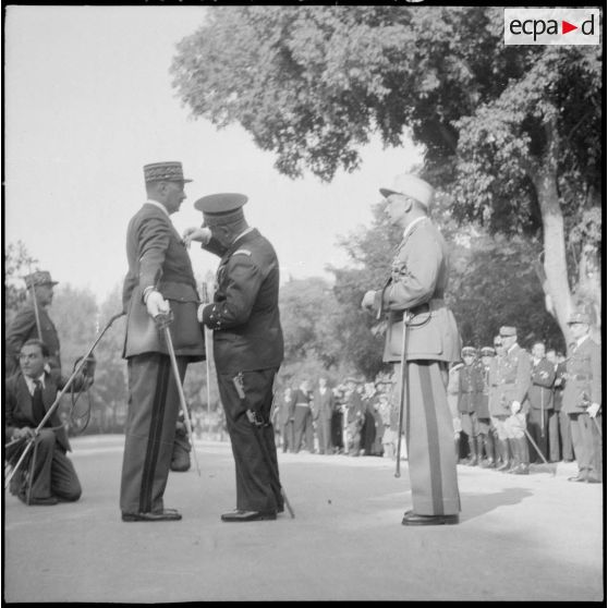 Remise des insignes de grand officier de la Légion d'honneur au général d'armée Dentz.