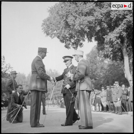 Remise des insignes de grand officier de la Légion d'honneur au général d'armée Dentz.