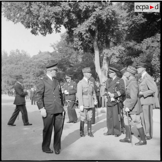 Les autorités militaires discutent avant le défilé à l'issue de la cérémonie d'hommage aux troupes du Levant.
