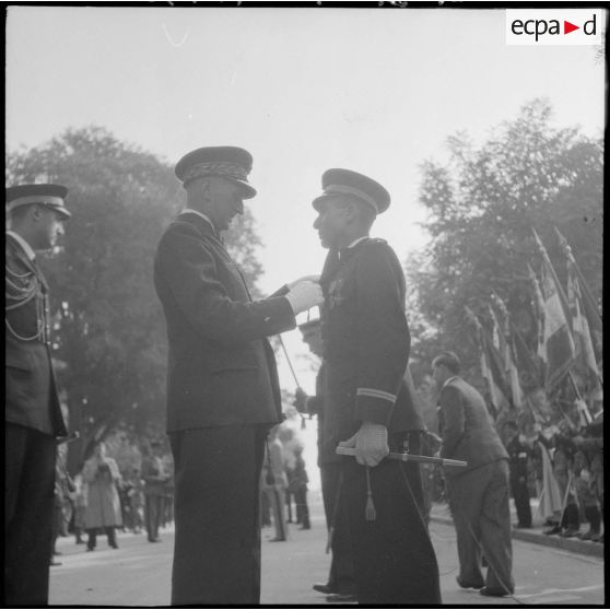 Le général de brigade aérienne Jean-Marie Bergeret, secrétaire d'Etat à l'Aviation, décore un lieutenant de l'armée de l'Air lors de la cérémonie d'hommage aux troupes du Levant.