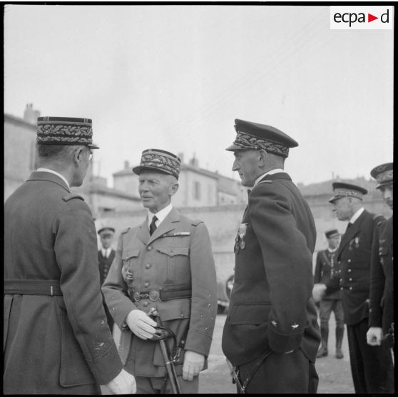 Le général d'armée Huntziger en discussion avec des généraux.