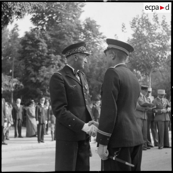 Le général de brigade aérienne Jean-Marie Bergeret, secrétaire d'Etat à l'Aviation, décore puis félicite un lieutenant de l'armée de l'Air lors de la cérémonie d'hommage aux troupes du Levant.