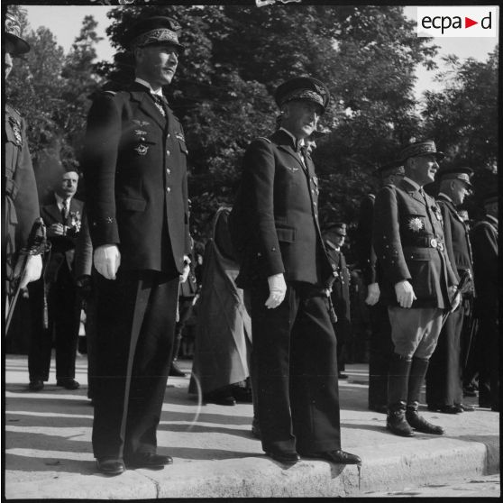 A l'issue de la remise de décorations, les autorités assistent au défilé des troupes du Levant ayant combattu en Syrie.