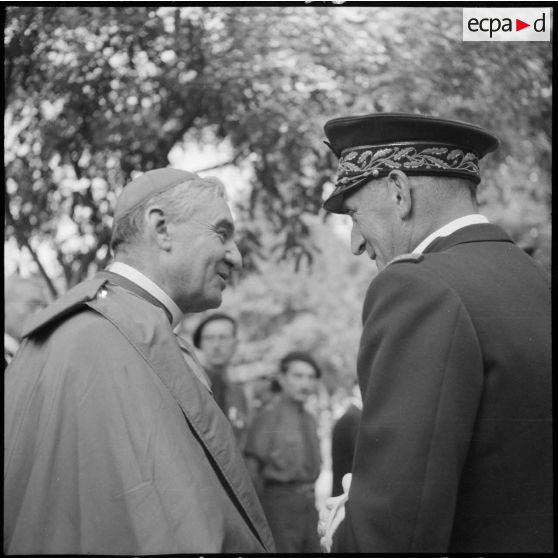Le général de brigade aérienne Bergeret s'entretient avec l'archevêque d'Aix-en-Provence et d'Arles.