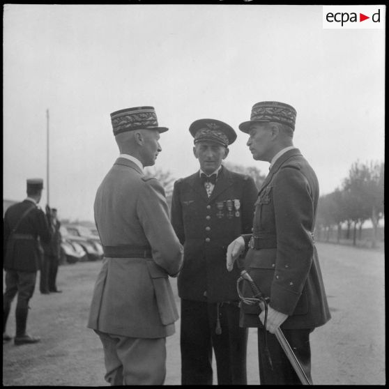 Le général d'armée Huntziger en discussion avec des généraux.