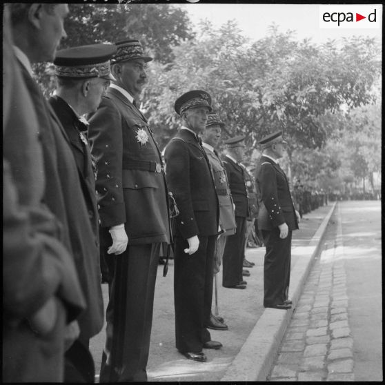 A l'issue de la remise de décorations, les autorités assistent au défilé des troupes du Levant ayant combattu en Syrie.