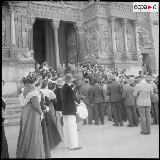 Les autorités se rendent à l'église Saint-Trophime pour assister à un office religieux.