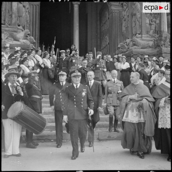L'amiral de la flotte François Darlan quitte l'église Saint-Trophime.
