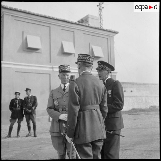 Le général d'armée Huntziger en discussion avec des généraux.