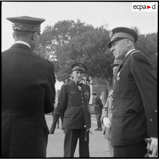 Avant la cérémonie, le général de brigade aérienne Jean-Marie Bergeret, secrétaire d'Etat à l'Aviation, s'entretient avec des généraux.